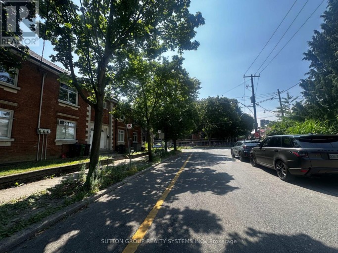 137B CHATHAM AVENUE, Toronto (Blake-Jones), Ontario, M4J1K8