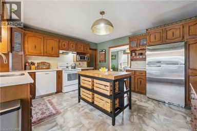 1065 ERIE Street Stratford Ontario photo 9