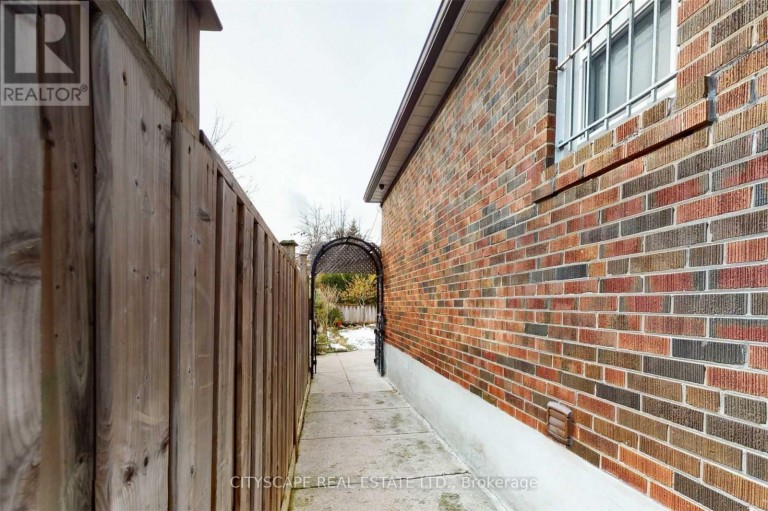 14 BEACON ROAD, Toronto (Dorset Park), Ontario, M1P1G7