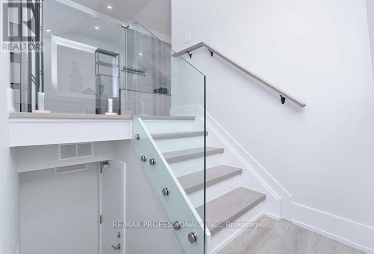 3RD FL - 23 RADFORD AVENUE, Toronto (High Park-Swansea), Ontario, M6R1Z5
