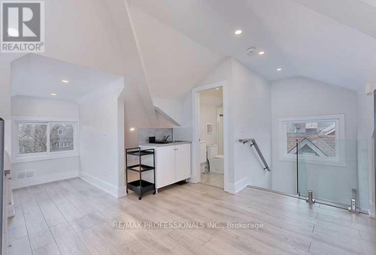 3RD FL - 23 RADFORD AVENUE, Toronto (High Park-Swansea), Ontario, M6R1Z5