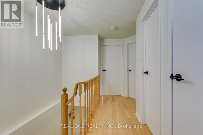741 QUEENSBRIDGE DRIVE, Mississauga (Creditview), Ontario, L5C3T3