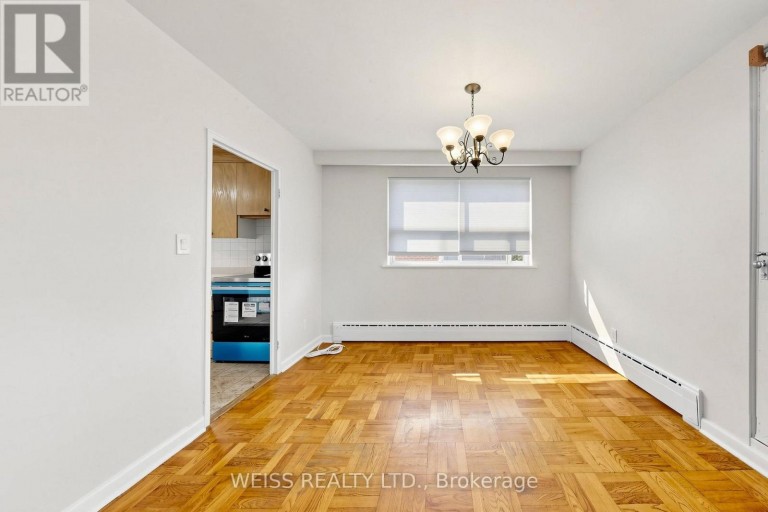 4 - 17 FRASERWOOD AVENUE, Toronto (Englemount-Lawrence), Ontario, M6B2N3