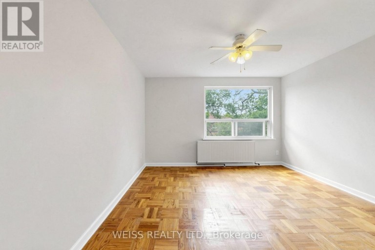 4 - 17 FRASERWOOD AVENUE, Toronto (Englemount-Lawrence), Ontario, M6B2N3