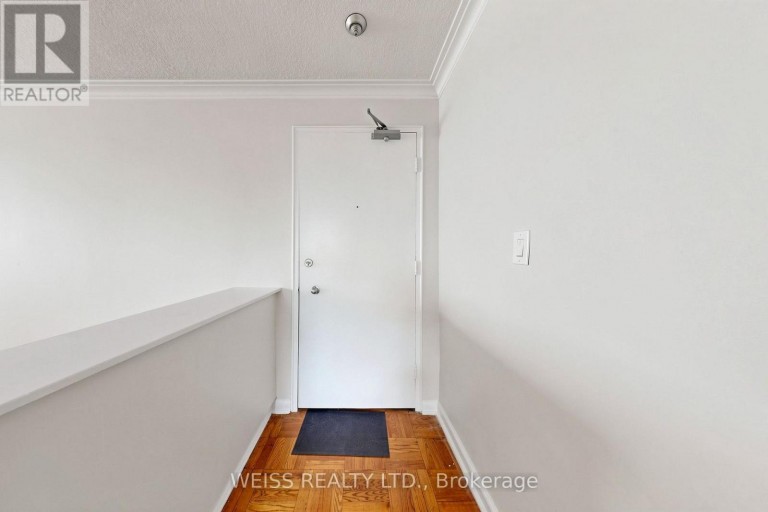 4 - 17 FRASERWOOD AVENUE, Toronto (Englemount-Lawrence), Ontario, M6B2N3