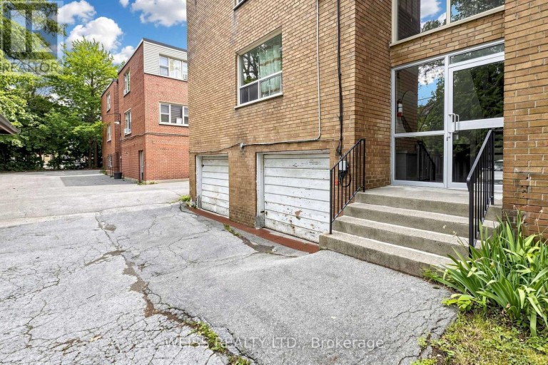 4 - 17 FRASERWOOD AVENUE, Toronto (Englemount-Lawrence), Ontario, M6B2N3
