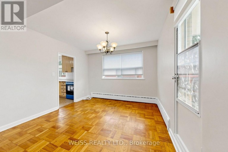 4 - 17 FRASERWOOD AVENUE, Toronto (Englemount-Lawrence), Ontario, M6B2N3