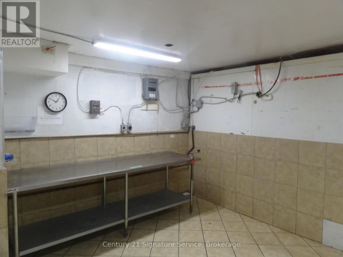 MAIN FLOOR - 1376 QUEEN STREET, Toronto (South Parkdale), Ontario, M6K1L7