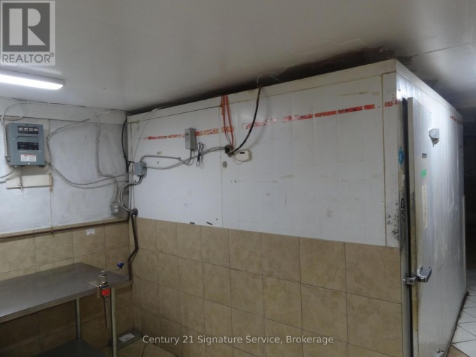 MAIN FLOOR - 1376 QUEEN STREET, Toronto (South Parkdale), Ontario, M6K1L7
