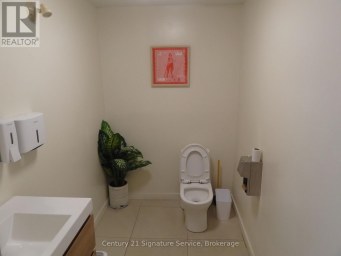 MAIN FLOOR - 1376 QUEEN STREET Toronto (South Parkdale) Ontario photo 5