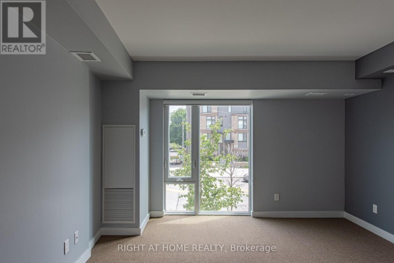 101 - 118 VARNA DRIVE, Toronto (Englemount-Lawrence), Ontario, M6A1N3