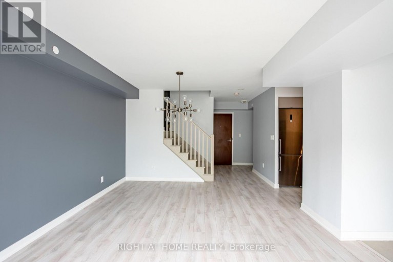 101 - 118 VARNA DRIVE, Toronto (Englemount-Lawrence), Ontario, M6A1N3