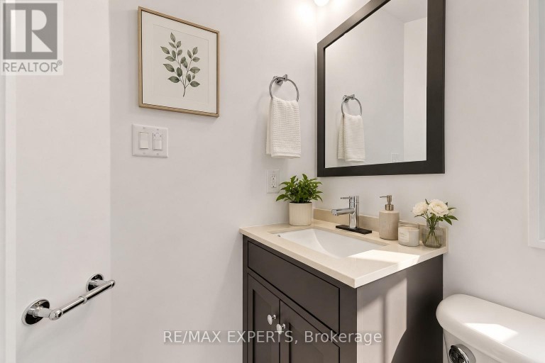 8 PARR STREET, Toronto (Little Portugal), Ontario, M6J2E3