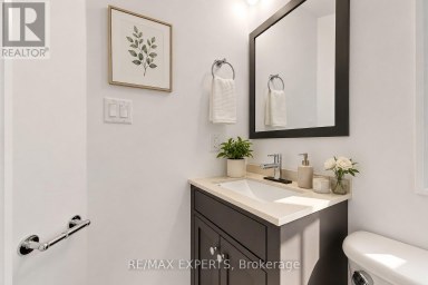 8 PARR STREET Toronto (Little Portugal) Ontario photo 12
