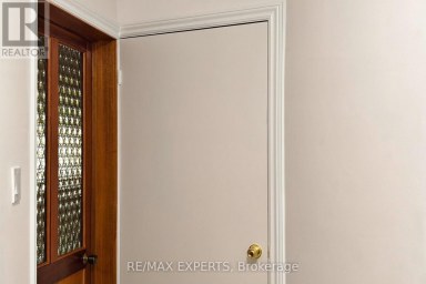 8 PARR STREET Toronto (Little Portugal) Ontario photo 3