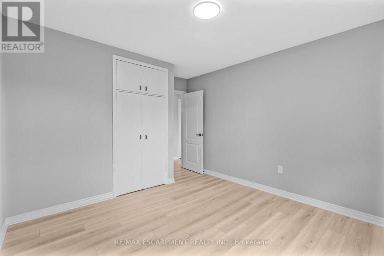 MAIN - 71 ORGAN CRESCENT, Hamilton (Huntington), Ontario, L8T1Y8