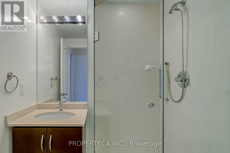 201 - 88 PROMENADE CIRCLE, Vaughan (Brownridge), Ontario, L4J9A4