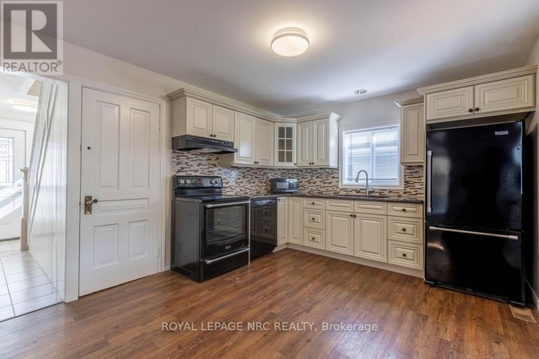 30 WALNUT STREET, St. Catharines (Secord Woods), Ontario, L2T1H5