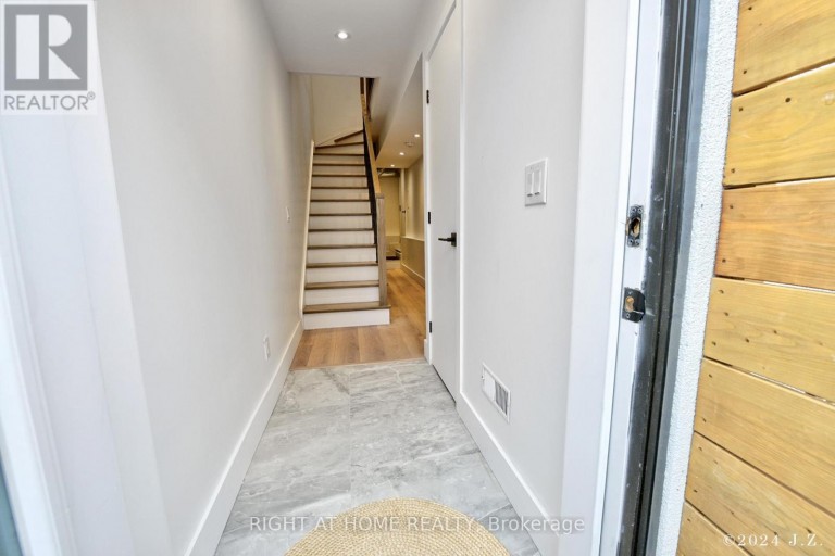 COACHHS - 50A LANARK AVENUE, Toronto (Oakwood Village), Ontario, M6C2B4
