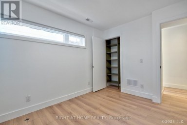 COACHHS - 50A LANARK AVENUE Toronto (Oakwood Village) Ontario photo 3