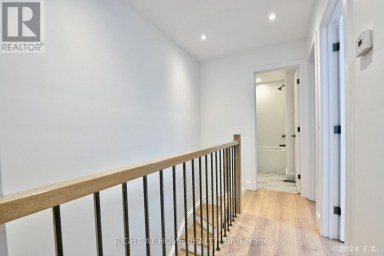 COACHHS - 50A LANARK AVENUE Toronto (Oakwood Village) Ontario photo 4