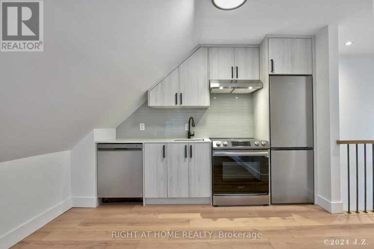 COACHHS - 50A LANARK AVENUE, Toronto (Oakwood Village), Ontario, M6C2B4