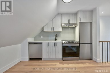 COACHHS - 50A LANARK AVENUE Toronto (Oakwood Village) Ontario photo 6