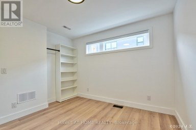 COACHHS - 50A LANARK AVENUE Toronto (Oakwood Village) Ontario photo 7