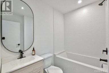 COACHHS - 50A LANARK AVENUE Toronto (Oakwood Village) Ontario photo 8
