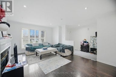 64 DOLPHIN SONG CRESCENT Brampton (Sandringham-Wellington) Ontario photo 2