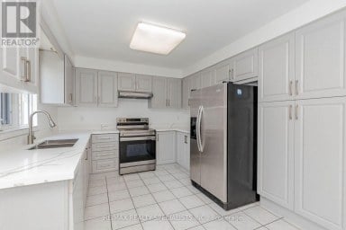 64 DOLPHIN SONG CRESCENT Brampton (Sandringham-Wellington) Ontario photo 3