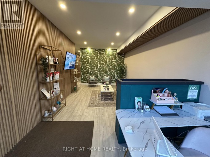 ROOM 2 - 1639 EGLINTON AVENUE W, Toronto (Oakwood Village), Ontario, M6E2H1
