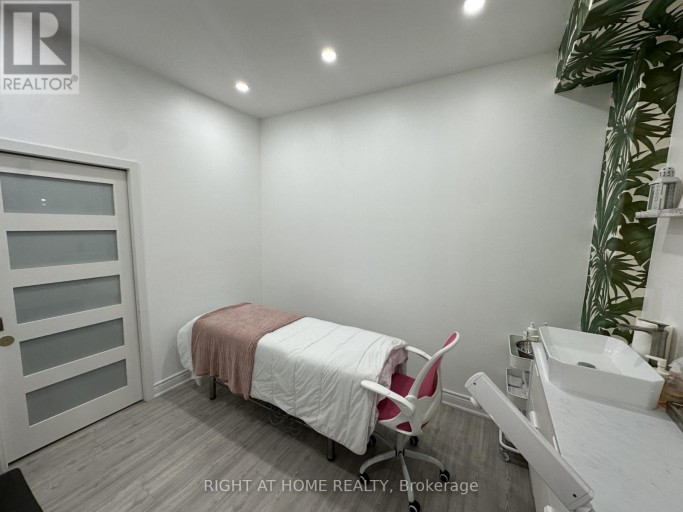 ROOM 2 - 1639 EGLINTON AVENUE W, Toronto (Oakwood Village), Ontario, M6E2H1