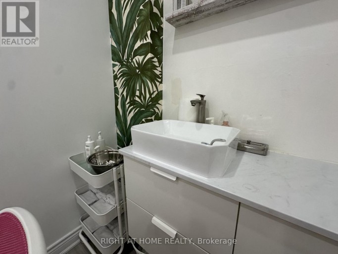 ROOM 2 - 1639 EGLINTON AVENUE W, Toronto (Oakwood Village), Ontario, M6E2H1