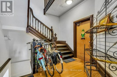 LOWER - 83 MADISON AVENUE Toronto (Annex) Ontario photo 8