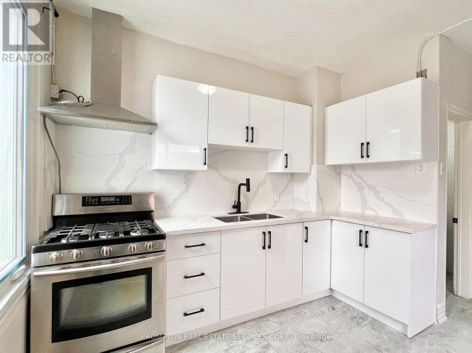 17 WINNIFRED AVENUE, Toronto (South Riverdale), Ontario, M4M2X2