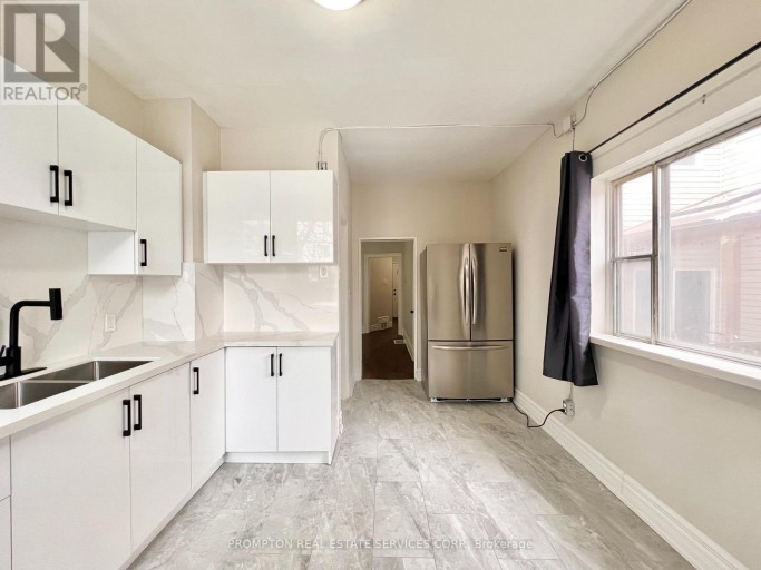 17 WINNIFRED AVENUE, Toronto (South Riverdale), Ontario, M4M2X2