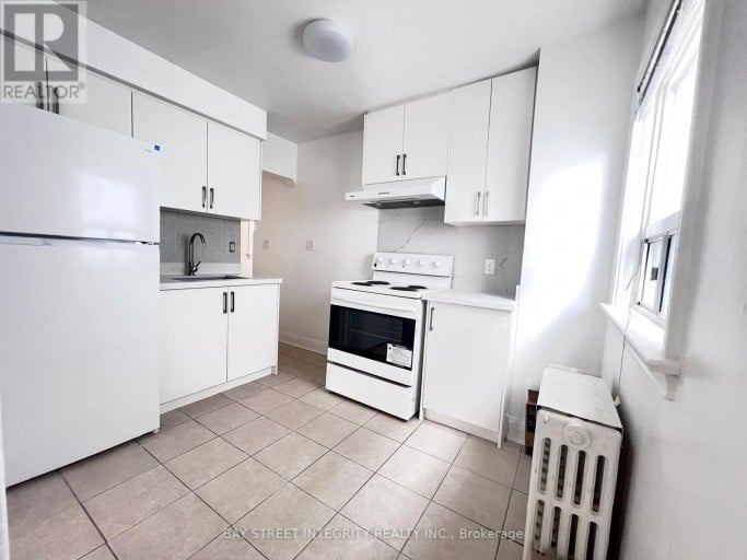 970 BRIAR HILL AVENUE, Toronto (Briar Hill-Belgravia), Ontario, M6B1M3