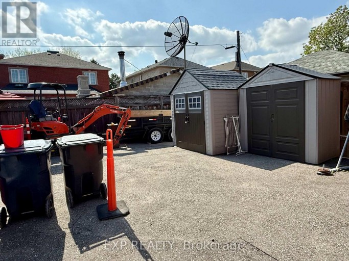 UPPER - 132 BROOKHAVEN DRIVE, Toronto (Brookhaven-Amesbury), Ontario, M6M4P2