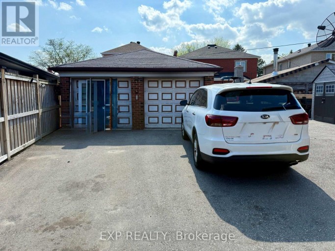 UPPER - 132 BROOKHAVEN DRIVE, Toronto (Brookhaven-Amesbury), Ontario, M6M4P2