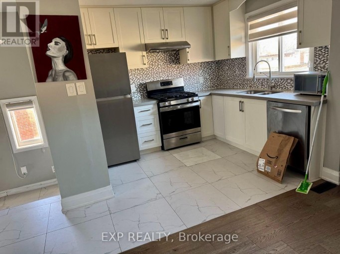 UPPER - 132 BROOKHAVEN DRIVE, Toronto (Brookhaven-Amesbury), Ontario, M6M4P2