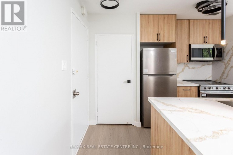 307 - 5 HILL HEIGHTS ROAD, Toronto (Stonegate-Queensway), Ontario, M8Y1Y9