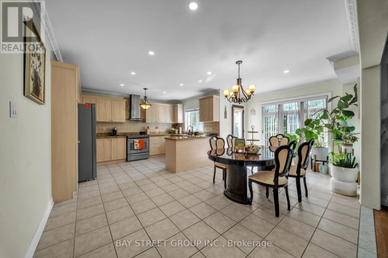 384 SPRUCE GROVE CRESCENT, Newmarket (Woodland Hill), Ontario, L3X2X3