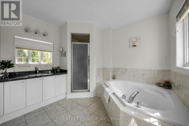 384 SPRUCE GROVE CRESCENT, Newmarket (Woodland Hill), Ontario, L3X2X3