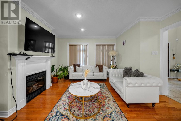 384 SPRUCE GROVE CRESCENT, Newmarket (Woodland Hill), Ontario, L3X2X3