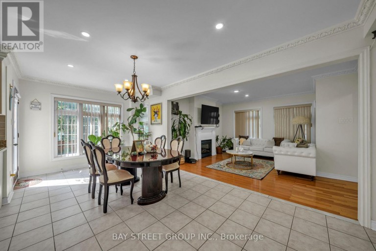 384 SPRUCE GROVE CRESCENT, Newmarket (Woodland Hill), Ontario, L3X2X3