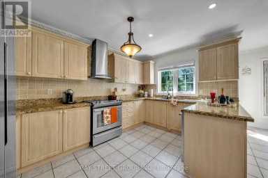 384 SPRUCE GROVE CRESCENT Newmarket (Woodland Hill) Ontario photo 4