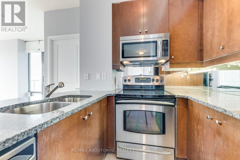 3204 - 18 YORKVILLE AVENUE, Toronto (Annex), Ontario, M4W1L4
