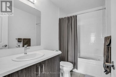 36 PREST WAY Centre Wellington (Fergus) Ontario photo 16