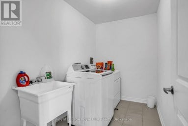 36 PREST WAY Centre Wellington (Fergus) Ontario photo 17